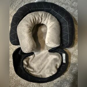 Newborn head support for carseat
